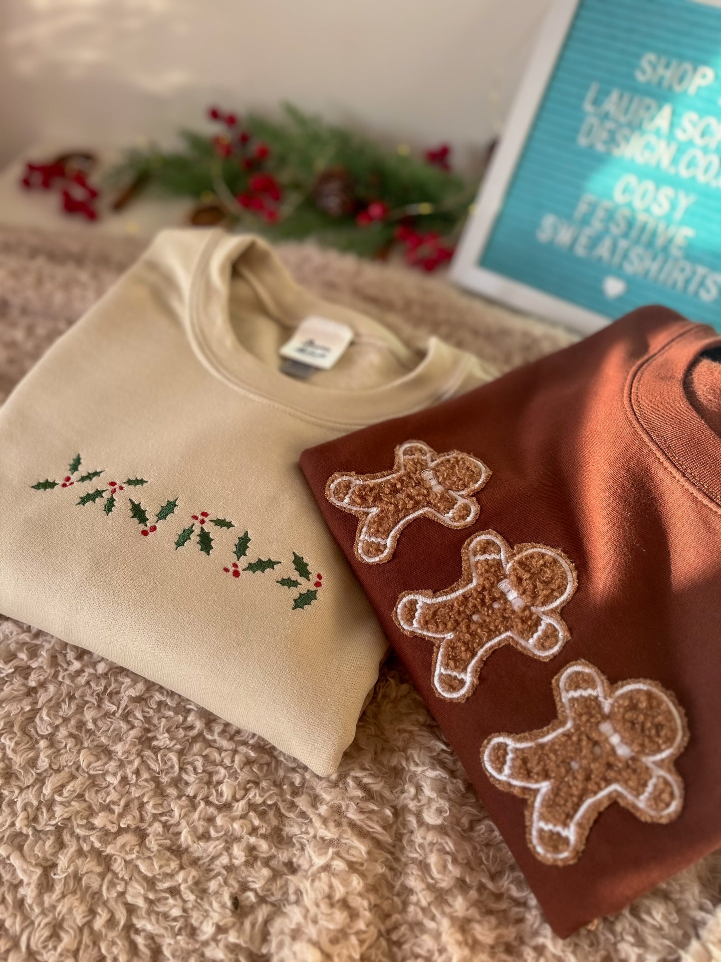 Sudadera navideña minimalista de acebo