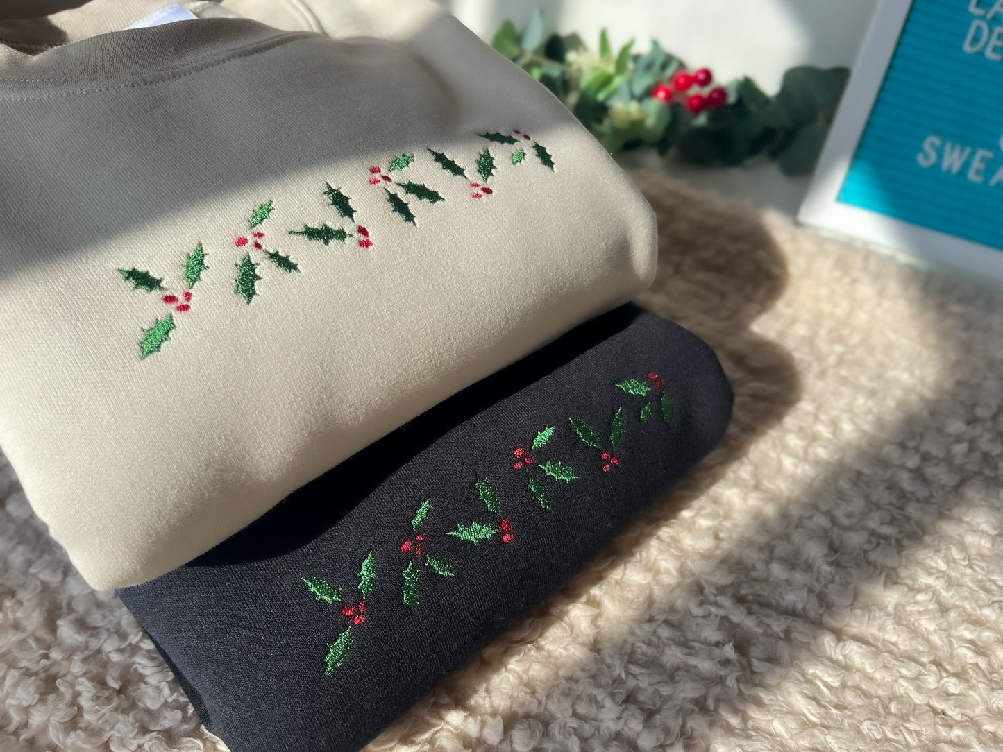 Sudadera navideña minimalista de acebo