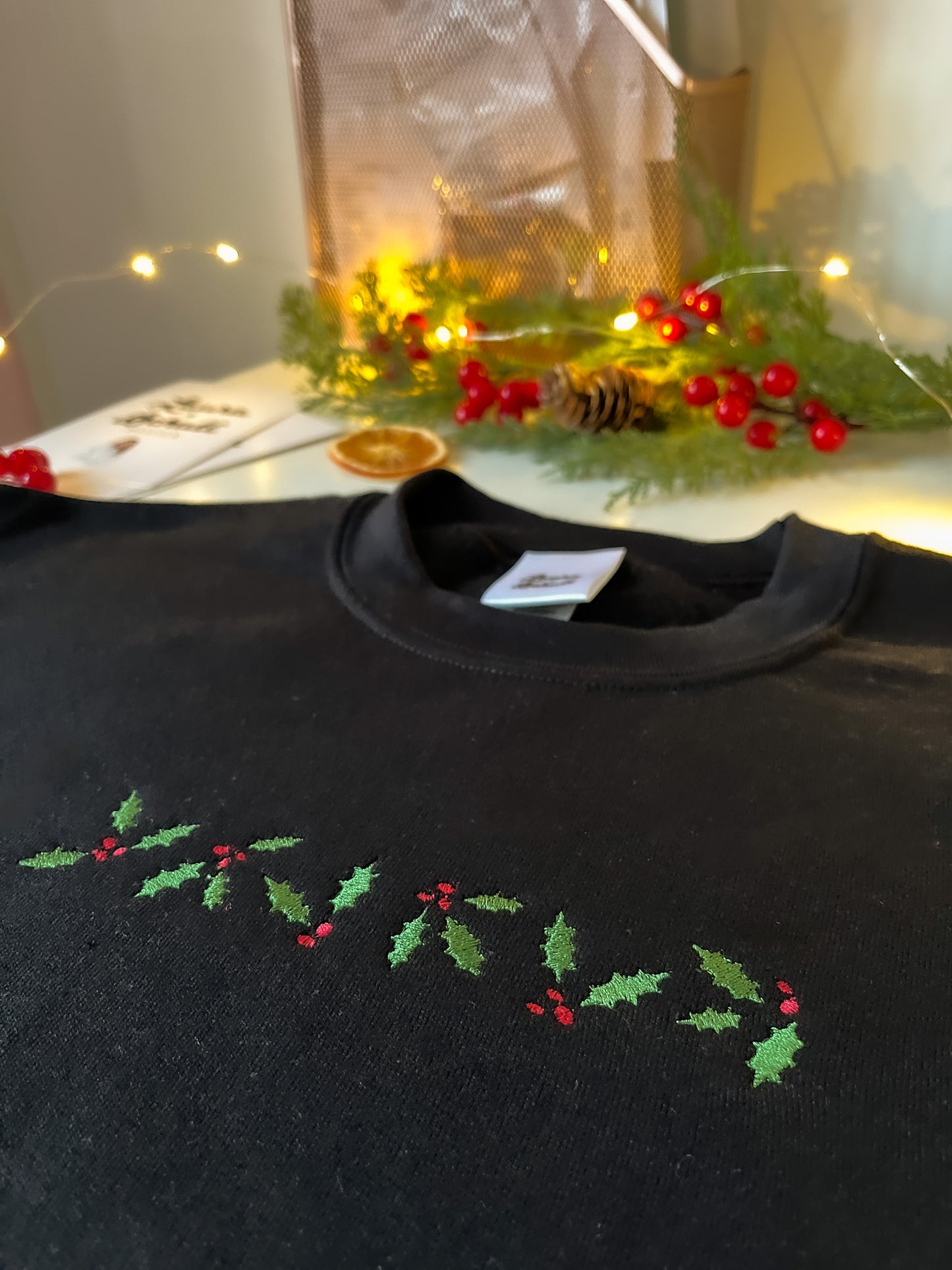 Sudadera navideña minimalista de acebo