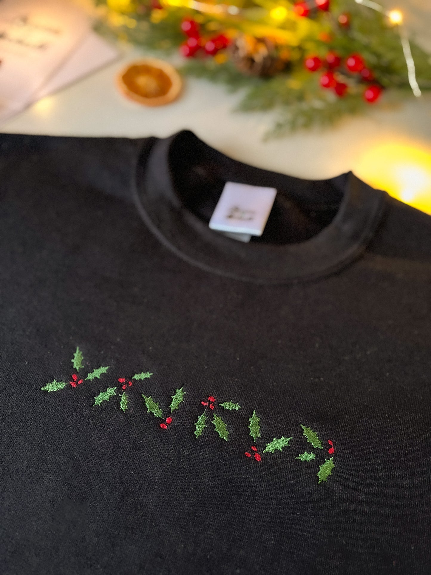 Sudadera navideña minimalista de acebo